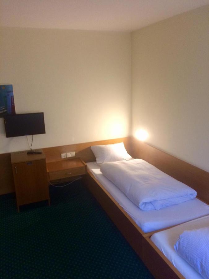 Autobahnraststatte Und Hotel Riedener Wald Ost 豪森 外观 照片